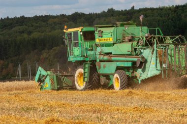 Arpa hasadının yaz fotoğrafı, modern birleşim, çeşitli ürünlerin verimli bir şekilde toplanması için tasarlanmış evrensel bir makinedir. 2019 09 06 Tukaevsky Bölgesi Tataristan Rusya