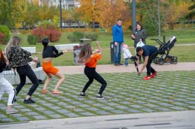 Dans grubu farklı giyinen kızlar, neşeli ruh hali, Rusya Tataristan Naberezhnye Chelny 14 07 2019