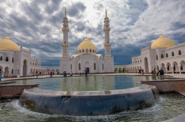 Volga Bulgaristan 'ın Bulgar kültür mirası olan Beyaz Cami, modern Tataristan' ın mimari mücevheri kabul ediliyor. 2019,08,10 Tataristan Rusya
