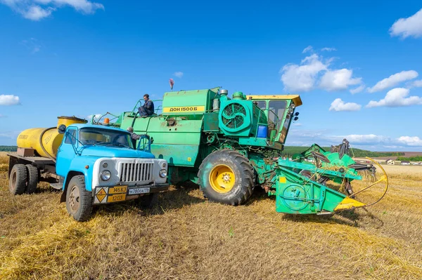 Summer Photo Barley Harvesting Combine Harvester Mechanized Method Combines Process — Stock Photo, Image