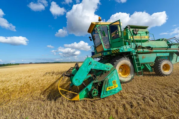 Fotos Verão Colheita Cevada Combine Harvester Método Mecanizado Que Combina — Fotografia de Stock