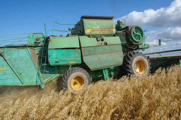 Summer Photo Barley Harvesting Modern Combine Universal Machine Designed Efficient — Stock Photo, Image