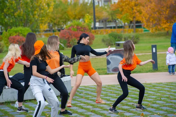 Grupa Taneczna Tworzy Teledysk Dziewczyny Różnych Ubraniach Wesoły Nastrój Rosja — Zdjęcie stockowe