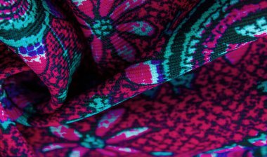 Arka plan tasarım dokusu, kırmızı ipek kumaş ve mavi çiçek desenli daireler. Charmeus 'un çok güzel bir kumaşı var. Yumuşak bir doluluk içinde birleştirilebilir..