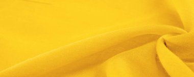 Doku. İpek sarı mat renginin arkaplan kumaşı (boya veya yüzey) sönük ve düzdür, parlaklığı yoktur.