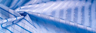 Doku tasarımı, gök mavisi ve beyaz çizgili mavi kumaş. Taze ve rahat bir stil için mükemmel.. 