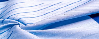 Doku tasarımı, gök mavisi ve beyaz çizgili mavi kumaş. Taze ve rahat bir stil için mükemmel.. 