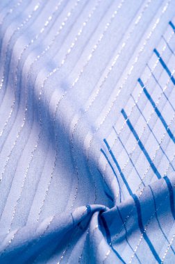 Doku tasarımı, gök mavisi ve beyaz çizgili mavi kumaş. Taze ve rahat bir stil için mükemmel.. 