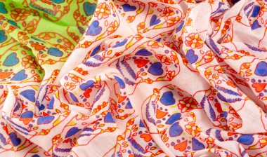 Jolly Roger kadın atkısı Jolly Roger, saldırmaya hazırlanan korsan gemisini tanımlamak için kullanılan bayrakların geleneksel İngilizce adıdır.