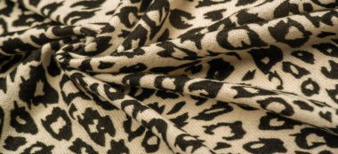 Doku, arkaplan, desen, kadın yün şalı, siyah ve bej, Afrika motifleri, yün ve modülden yapılmış, kenarları kıvrımlı bir yılan şeklinde..