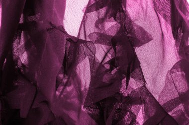 Doku. Arka plan kırmızı bordo ipek kumaş, üst manzara. Kırmızı ipeğin ya da satenin pürüzsüz dokusu, kopyalama alanı olan soyut bir arkaplan olarak kullanılabilir.