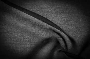 Arkaplan dokusu koyu siyah şifon ipeği yumuşak şeffaf bir kumaştır ve pürüzlüdür (matte, creped) çünkü bükülmüş iplik kullanımı.