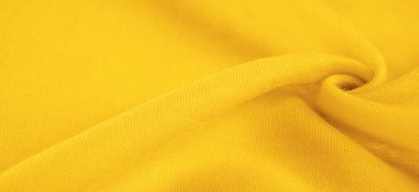 Doku. İpek sarı mat renginin arkaplan kumaşı (boya veya yüzey) sönük ve düzdür, parlaklığı yoktur.