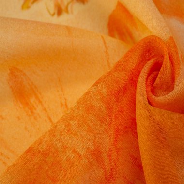 Arkaplan dokusu, boyalı çayır çiçekleri olan turuncu ipek kumaş.