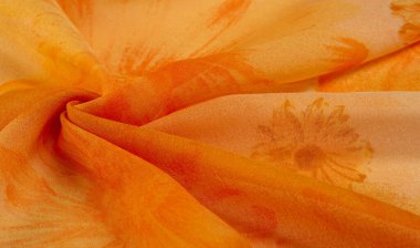 Arkaplan dokusu, boyalı çayır çiçekleri olan turuncu ipek kumaş.
