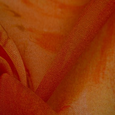 Arkaplan dokusu, boyalı çayır çiçekleri olan turuncu ipek kumaş.