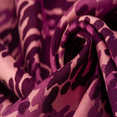 Arka plan tasarım dokusu, kırmızı ipek kumaş, soyutlama, telif hakkı baskılı askeri kamuflaj kumaşı, tasarımlarınız askeri bir kumaş olmanızı sağlayacak.,