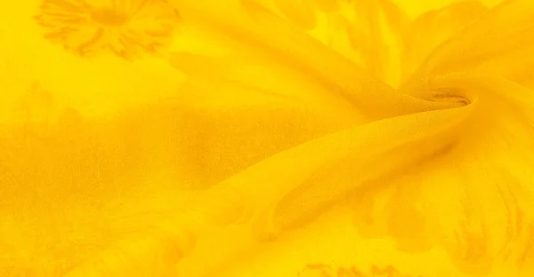 背景の質感 牧草地の花を描いた黄色の絹織物 スペクトル内の緑とオレンジの間の色 主な減算色 熟したレモンや卵黄のように描かれた — ストック写真