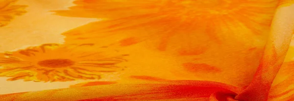 背景の質感 描かれた牧草地の花とオレンジシルク生地 — ストック写真