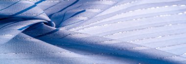 Doku tasarımı, gök mavisi ve beyaz çizgili mavi kumaş. Taze ve rahat bir stil için mükemmel.. 