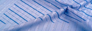 Doku tasarımı, gök mavisi ve beyaz çizgili mavi kumaş. Taze ve rahat bir stil için mükemmel.. 