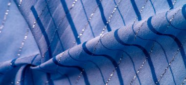 Doku tasarımı, gök mavisi ve beyaz çizgili mavi kumaş. Taze ve rahat bir stil için mükemmel.. 