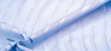 Doku tasarımı, gök mavisi ve beyaz çizgili mavi kumaş. Taze ve rahat bir stil için mükemmel.. 