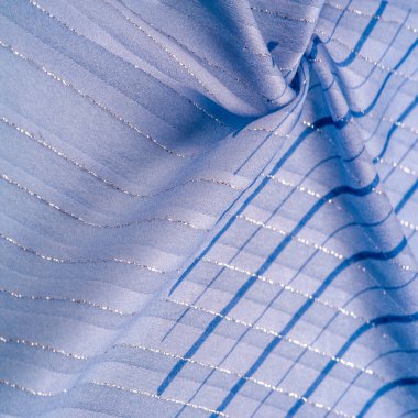 Doku tasarımı, gök mavisi ve beyaz çizgili mavi kumaş. Taze ve rahat bir stil için mükemmel.. 