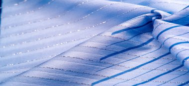 Doku tasarımı, gök mavisi ve beyaz çizgili mavi kumaş. Taze ve rahat bir stil için mükemmel.. 