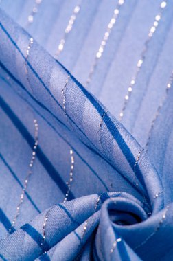 Doku tasarımı, gök mavisi ve beyaz çizgili mavi kumaş. Taze ve rahat bir stil için mükemmel.. 