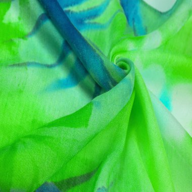 Kalıplı desenler koleksiyonu, ipek kumaş, yeşil-mavi-sarı ve beyaz çiçekler, tozlu yeşil tül