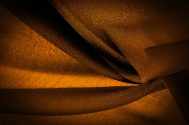 Arka plan dokusu koyu sepia kahverengi şifon ipeği yumuşak şeffaf bir kumaştır ve pürüzlüdür (matte, creped) çünkü bükülmüş iplik kullanımı.