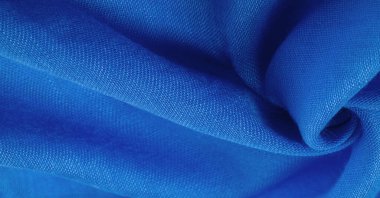 Doku. İpek mavisi mat renginin arka plan kumaşı (boya veya yüzey) sönük ve düzdür, parlaklığı yoktur..