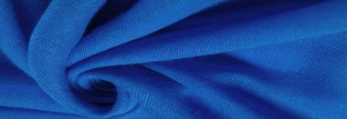 Doku. İpek mavisi mat renginin arka plan kumaşı (boya veya yüzey) sönük ve düzdür, parlaklığı yoktur..