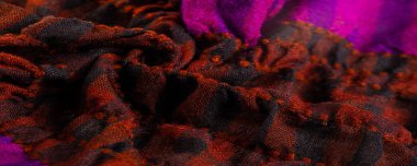 Doku, arka plan, desen. Bir insanın boynuna takılacak yün bir eşarp. Atkıda kahverengi kırmızı siyah renk.