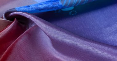 Arkaplan dokusu, ipek kumaş, parlak mavi bordo, küçük soyut kaya resimleri.