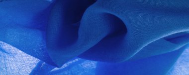 Doku. İpek mavisi mat renginin arka plan kumaşı (boya veya yüzey) sönük ve düzdür, parlaklığı yoktur..