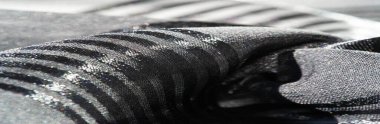 Arka plan dokusu, desen, koleksiyon, farklı boyutlarda çizgileri olan şeffaf ipek kumaş, siyah, zarif lüks.