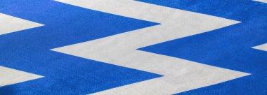 Doku, arkaplan, desen, ipek mavi ve beyaz krep nefesi. Üzerinde parmak izi olan labirent küp geometrik kumaş. Projeleriniz için en iyi çözüm. Bu kumaşla en iyisi olacaksın..