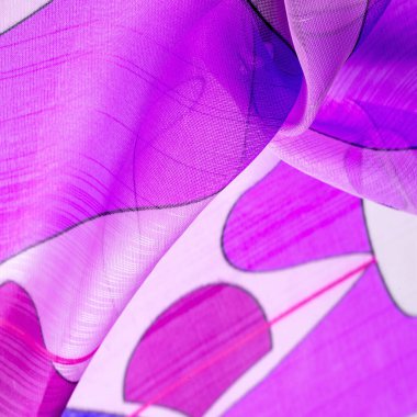 Arka plan dokusu bir organza deseni. İnce, şeffaf kumaştan bir kumaş. İnce, yapışkan ipekten bir peçe gibi. beyaz kırmızı mavi geometrik renkler