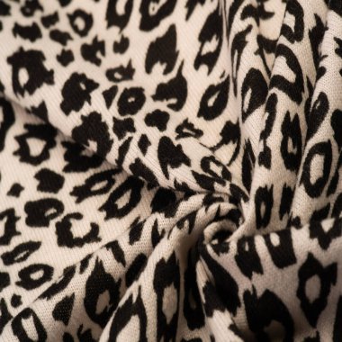 Doku, arkaplan, desen, kadın yün şalı, siyah ve bej, Afrika motifleri, yün ve modülden yapılmış, kenarları kıvrımlı bir yılan şeklinde..