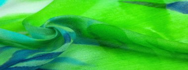 Kalıplı desenler koleksiyonu, ipek kumaş, yeşil-mavi-sarı ve beyaz çiçekler, tozlu yeşil tül