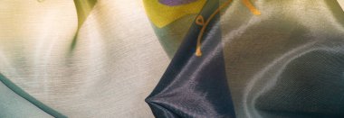 Arkaplan dokusu, ipek kumaş, parlak yeşil yeşil renk, küçük soyut kaya resimleri..