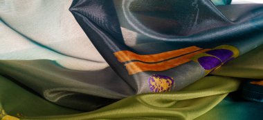 Arkaplan dokusu, ipek kumaş, parlak yeşil yeşil renk, küçük soyut kaya resimleri..