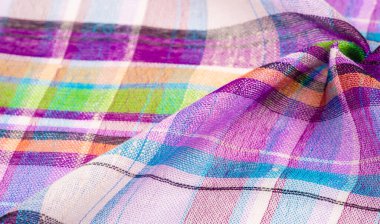 İskoç dokusunun arka plan dokusu, ki bu dokunun adı doğrudan ülkenin kökenini gösterir. Bu materyalin ikinci ve daha doğru adı tartan..