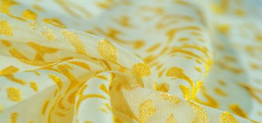 Doku, desen, koleksiyon, ipek kumaş, kadın eşarbı, bej arka planda altın pastel, basılmış altın desenli fotoğraf.