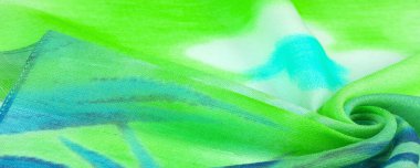 Kalıplı desenler koleksiyonu, ipek kumaş, yeşil-mavi-sarı ve beyaz çiçekler, tozlu yeşil tül