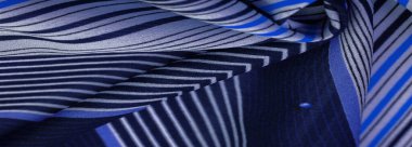 Doku deseni, koleksiyon, ipek kumaş, çizgili beyaz ve mor çizgili mavi arka plan, Meksika temalı, Meksika panço kostümlü