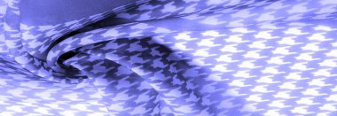 Doku, kumaş, doku. Geometrik baskılı canlı renklerde narin mavi ipek şifon. Şaşırtıcı derecede hafif, pürüzsüz, dokunmatik kumaşa kumlu. En seçkin malzemelerden biri..