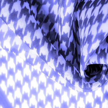 Doku, kumaş, doku. Geometrik baskılı canlı renklerde narin mavi ipek şifon. Şaşırtıcı derecede hafif, pürüzsüz, dokunmatik kumaşa kumlu. En seçkin malzemelerden biri..